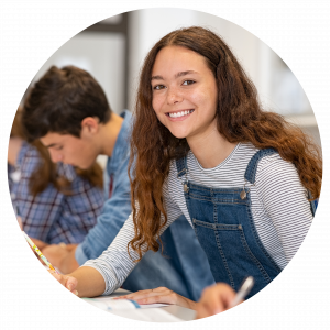 eatappie - Gruppe Jugendlicher in einem Klassenzimmer, die begeistert die Arme hochreißen, während ein Schüler mit Laptop im Vordergrund sitzt.
